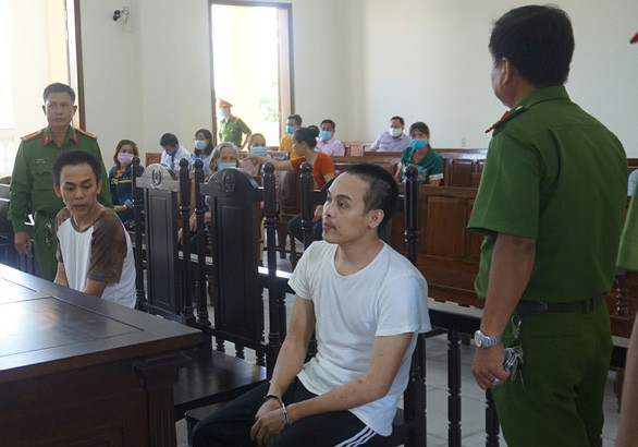 Đặng Ngọc Minh (áo thun trắng) và Đặng Ngọc Giàu được lực lượng công an giám sát chặt tại tòa - Ảnh: LAN NGỌC Đặng Ngọc Minh (áo thun trắng) và Đặng Ngọc Giàu được lực lượng công an giám sát chặt tại tòa - Ảnh: LAN NGỌC