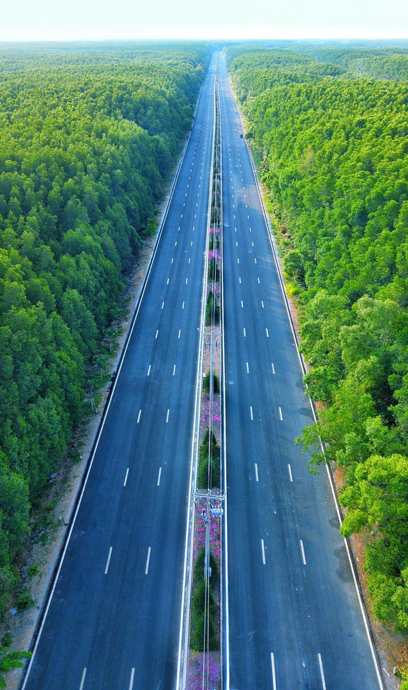 Đường Rừng Sác là con đường huyết mạch của huyện Cần Giờ - Ảnh: KHANG NHI