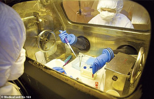 Vắc-xin ngừa Covid-19 thứ hai của Nga, EpiVacCorona, có thể được đăng ký vào tháng 10 tới. Ảnh: Daily Mail