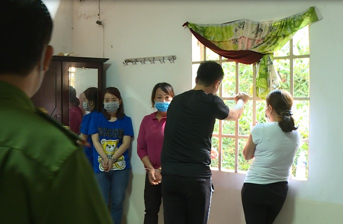 Sòng bạc này có cả nam và nữ tham gia  Sòng bạc này có cả nam và nữ tham gia