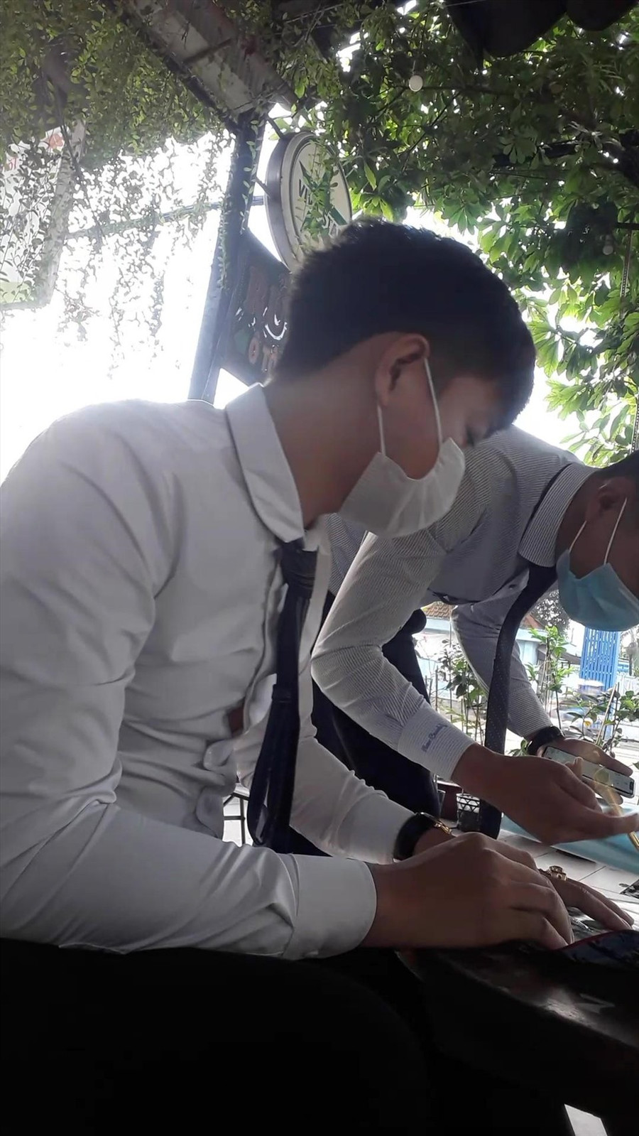 Hai nhân viên này đang cố “dụ” PV đặt 100 triệu tiền cọc, thì mới dẫn đi xem lô đất 100m2 ngay chợ An Sương (quận 12, TPHCM) với giá chỉ 1,4 tỉ đồng. Ảnh: Nam Hiệp Hai nhân viên này đang cố “dụ” PV đặt 100 triệu tiền cọc, thì mới dẫn đi xem lô đất 100m2 ngay chợ An Sương (quận 12, TPHCM) với giá chỉ 1,4 tỉ đồng. Ảnh: Nam Hiệp