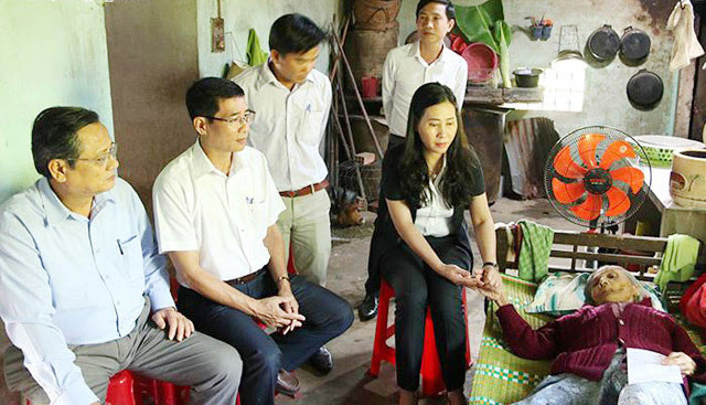 Bí thư Tỉnh ủy, Chủ tịch HĐND tỉnh Quảng Ngãi Bùi Thị Quỳnh Vân trong một lần đến thăm Bà mẹ Việt Nam Anh hùng. Bí thư Tỉnh ủy, Chủ tịch HĐND tỉnh Quảng Ngãi Bùi Thị Quỳnh Vân trong một lần đến thăm Bà mẹ Việt Nam Anh hùng.