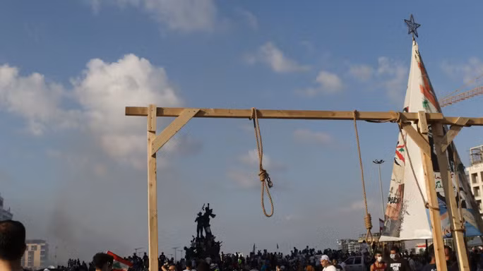 Người biểu tình Lebanon dựng giá treo cổ để đe dọa giới chính trị gia Lebanon. Ảnh: Al 