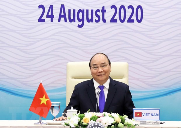 Thủ tướng Nguyễn Xuân Phúc, Chủ tịch ASEAN 2020 dự trực tuyến tại điểm cầu Hà Nội. (Ảnh: Thống Nhất/TTXVN)
