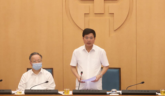 Ông Ngô Văn Quý, Phó Chủ tịch UBND TP Hà Nội (đứng) phát biểu tại cuộc họp