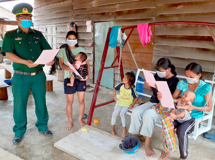 Cán bộ Đồn Biên phòng Ia Mơr (huyện Chư Prông) tuyên truyền các biện pháp phòng-chống dịch Covid-19 cho người dân. Ảnh: Anh Huy 