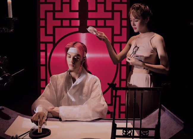 Đăng tải bức ảnh bên Lâm Vinh Hải, người mẫu Linh Chi cảm thán: “Khi bạn thật sự yêu một người, bạn không bao giờ có thể chán người đó mà luôn mong ước có thể thấy họ mỗi ngày và bên cạnh họ mỗi ngày. Tôi thấy tôi giống con sen của chồng tôi lắm rồi”. Đăng tải bức ảnh bên Lâm Vinh Hải, người mẫu Linh Chi cảm thán: “Khi bạn thật sự yêu một người, bạn không bao giờ có thể chán người đó mà luôn mong ước có thể thấy họ mỗi ngày và bên cạnh họ mỗi ngày. Tôi thấy tôi giống con sen của chồng tôi lắm rồi”.