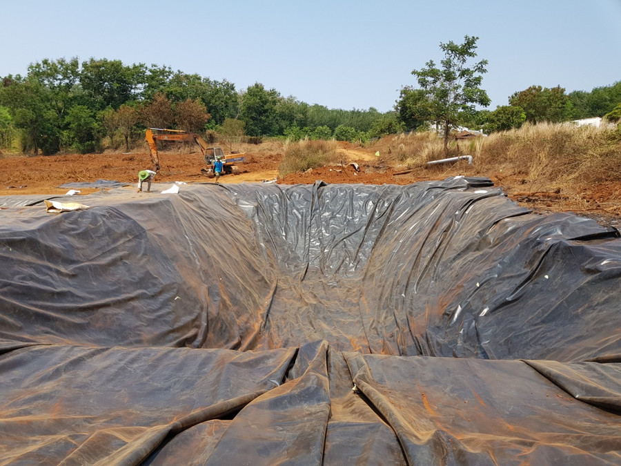 Anh Khảng đầu tư 4 bể chứa chất thải với tổng diện tích hơn 400m2. Ảnh: Hồng Thương