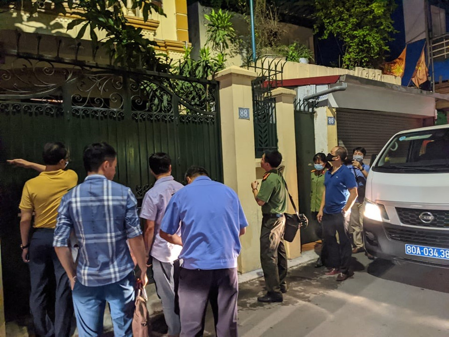 Cơ quan chức năng đang tiến hành khám xét tại nhà riêng ông Nguyễn Đức Chung tối 28.8.2020. Ảnh Việt Dũng 