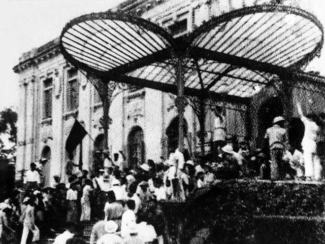 Thanh niên cứu quốc và tự vệ xung phong cùng quần chúng nhân dân chiếm Phủ Khâm sai Bắc kỳ, ngày 19.8.1945 TTXVN