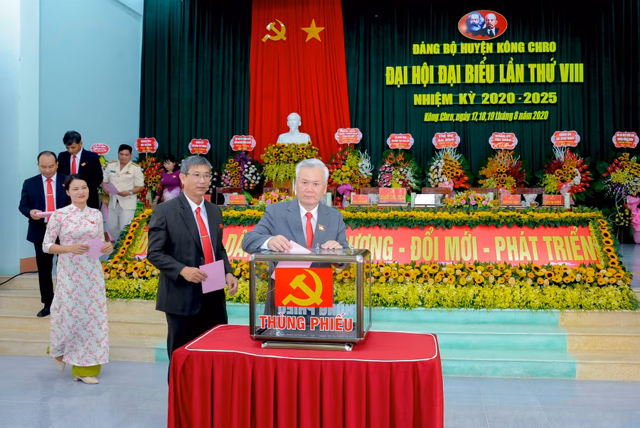 Các đại biểu bỏ phiếu bầu Ban Chấp hành Đảng bộ huyện Kông Chro nhiệm kỳ 2020-2025. Ảnh: Hồng Thi