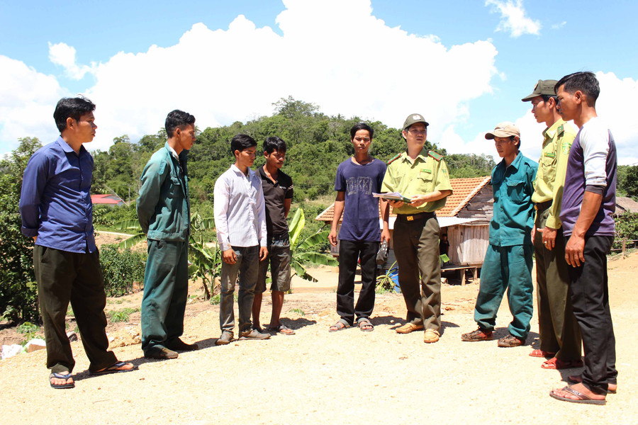 Kiểm lâm huyện Kbang tuyên truyền vận động người dân không xâm hại tài nguyên rừng. Ảnh: Nguyễn Diệp 