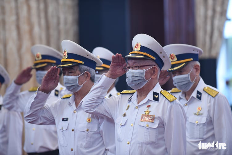 Hội truyền thống đoàn tàu không số do thuyền trưởng tàu không số, anh hùng lực lượng vũ trang Nguyễn Văn Đức dẫn đoàn tới viếng - Ảnh: DUYÊN PHAN
