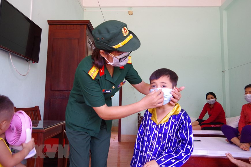 Lực lượng vũ trang địa phương tận tâm với công tác phòng, chống dịch COVID-19 tại khu cách ly y tế tỉnh Gia Lai. (Ảnh: Hồng Điệp/TTXVN)