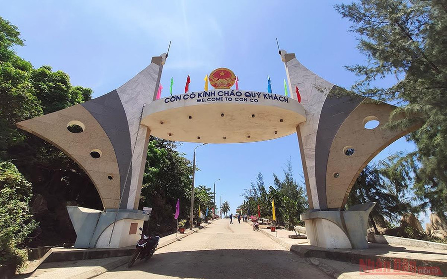 Cổng chào trên đảo Cồn Cỏ (Ảnh: MINH DUY) 
