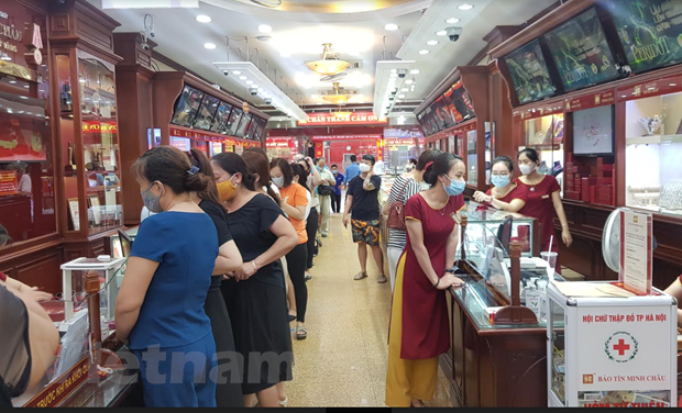 Nhiều người dân xếp hàng mua bán vàng tại Bảo Tín Minh Châu trên phố Trần Nhân Tông, Hà Nội chiều ngày 6/8. (Ảnh: PV/Vietnam+) Nhiều người dân xếp hàng mua bán vàng tại Bảo Tín Minh Châu trên phố Trần Nhân Tông, Hà Nội chiều ngày 6/8. (Ảnh: PV/Vietnam+)