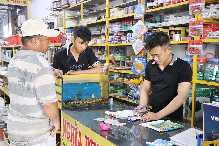 Chàng trai 28 tuổi Nguyễn Hữu Nhơn (bên phải; thôn Xuân An 3, xã Xuân An, thị xã An Khê) làm giàu bằng mô hình kinh doanh vật liệu xây dựng. Ảnh: Ngọc Minh