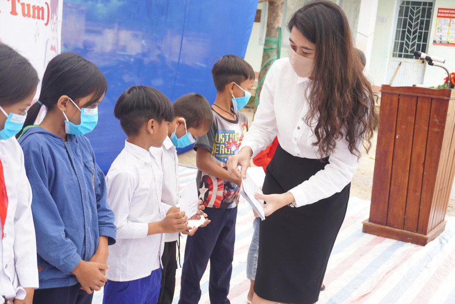 Đại diện Agribank chi nhánh Kon Tum trao 10 suất học bổng cho học sinh nhân dịp lễ khánh thành điểm trường.