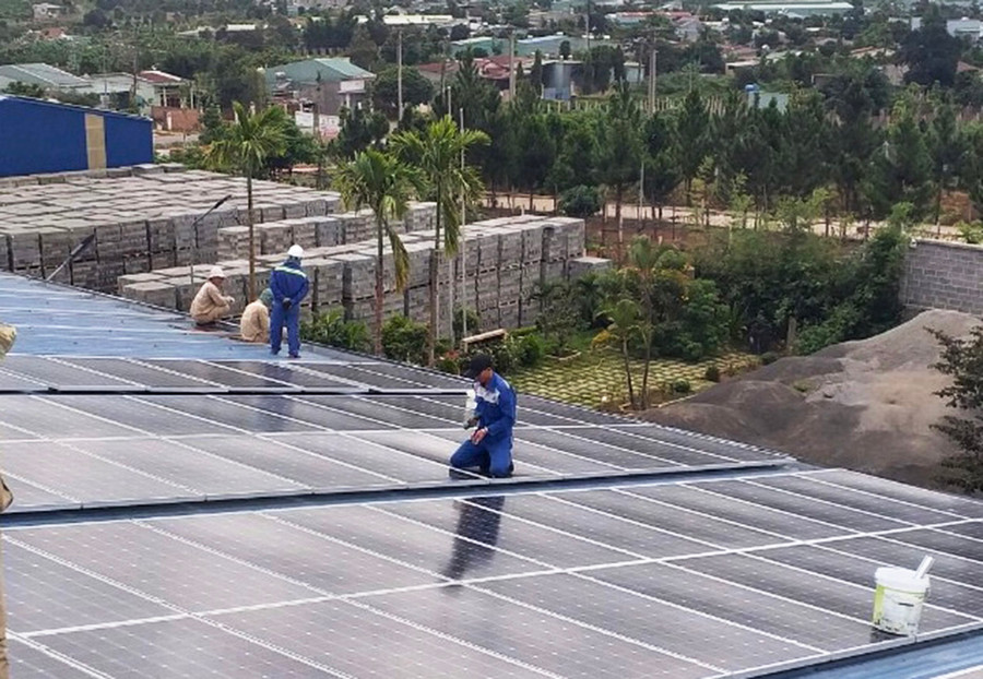 Một số doanh nghiệp tận dụng nhà máy sản xuất để kết hợp đầu tư công trình điện mặt trời áp mái tại Cụm công nghiệp Diên Phú. Ảnh: Hà Duy Một số doanh nghiệp tận dụng nhà máy sản xuất để kết hợp đầu tư công trình điện mặt trời áp mái tại Cụm công nghiệp Diên Phú. Ảnh: Hà Duy