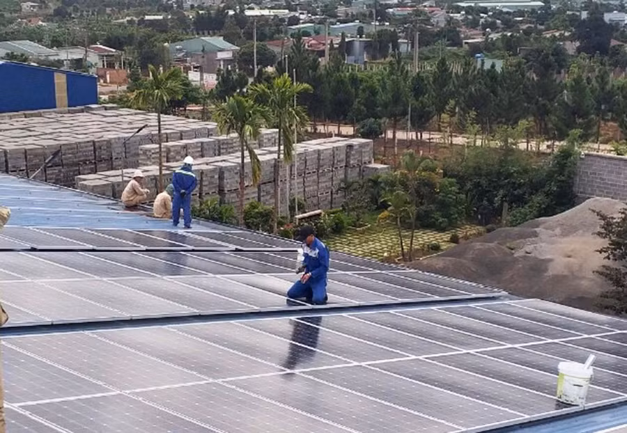 Một số doanh nghiệp tận dụng nhà máy sản xuất để kết hợp đầu tư công trình điện mặt trời áp mái tại Cụm công nghiệp Diên Phú. Ảnh: Hà Duy