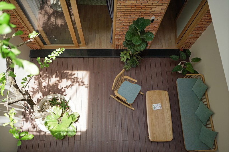 Khu vực tiếp khách đặt cạnh giếng trời. Khu vực tiếp khách đặt cạnh giếng trời.