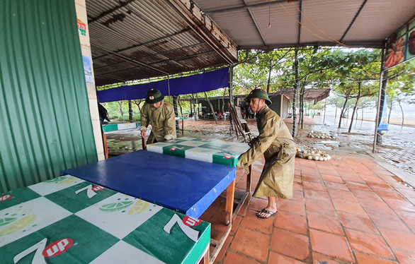 Các hàng quán trên bãi biển Cửa Lò, Nghệ An dọn dẹp đồ đạc tránh bão. Ảnh chụp sáng 2-8 - Ảnh: DOÃN HÒA