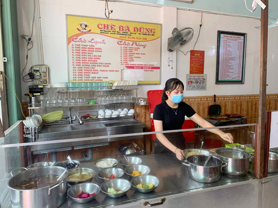 Quán chè bà Dũng (50 Nguyễn Thái Học, TP. Pleiku) có thực đơn ngày càng phong phú song vẫn giữ được hương vị ngày xưa. Ảnh: Phương Linh Quán chè bà Dũng (50 Nguyễn Thái Học, TP. Pleiku) có thực đơn ngày càng phong phú song vẫn giữ được hương vị ngày xưa. Ảnh: Phương Linh