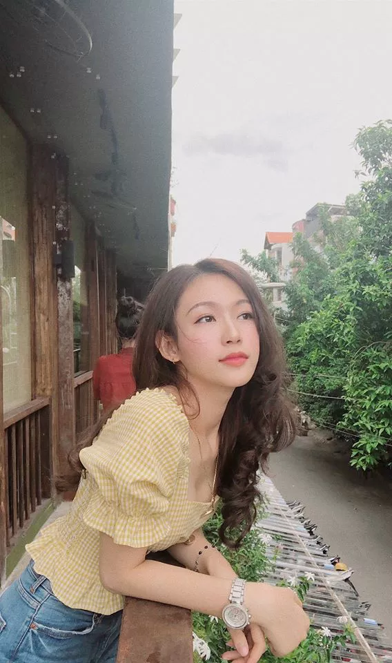 Ngoài nhan sắc xinh đẹp, nữ sinh này 12 năm là học sinh khá, giỏi. Minh Anh tự tin giao tiếp thành thạo tiếng Anh và tiếng Pháp.