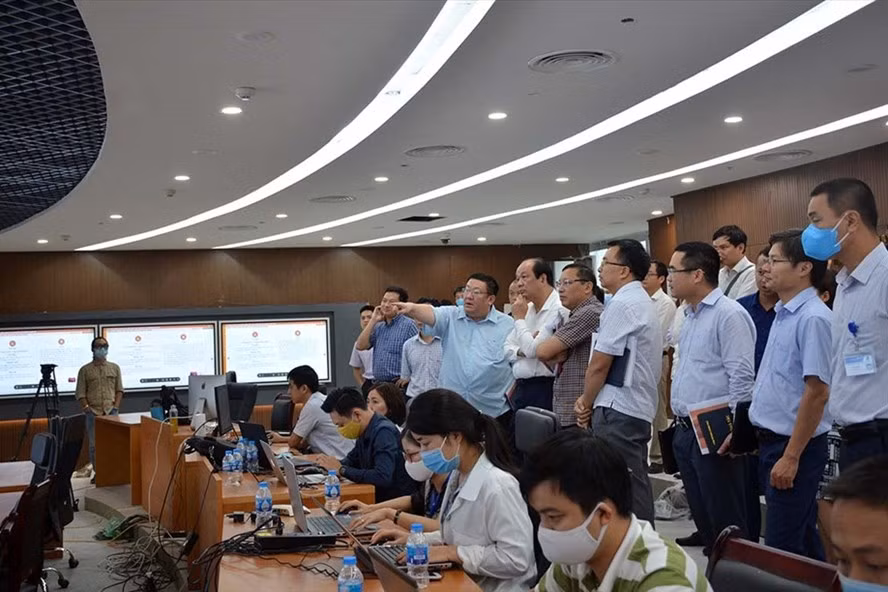 Bộ trưởng, Chủ nhiệm VPCP Mai Tiến Dũng kiểm tra tiến độ xây dựng Trung tâm Thông tin, chỉ đạo, điều hành của Chính phủ, Thủ tướng Chính phủ. Ảnh Gia Huy