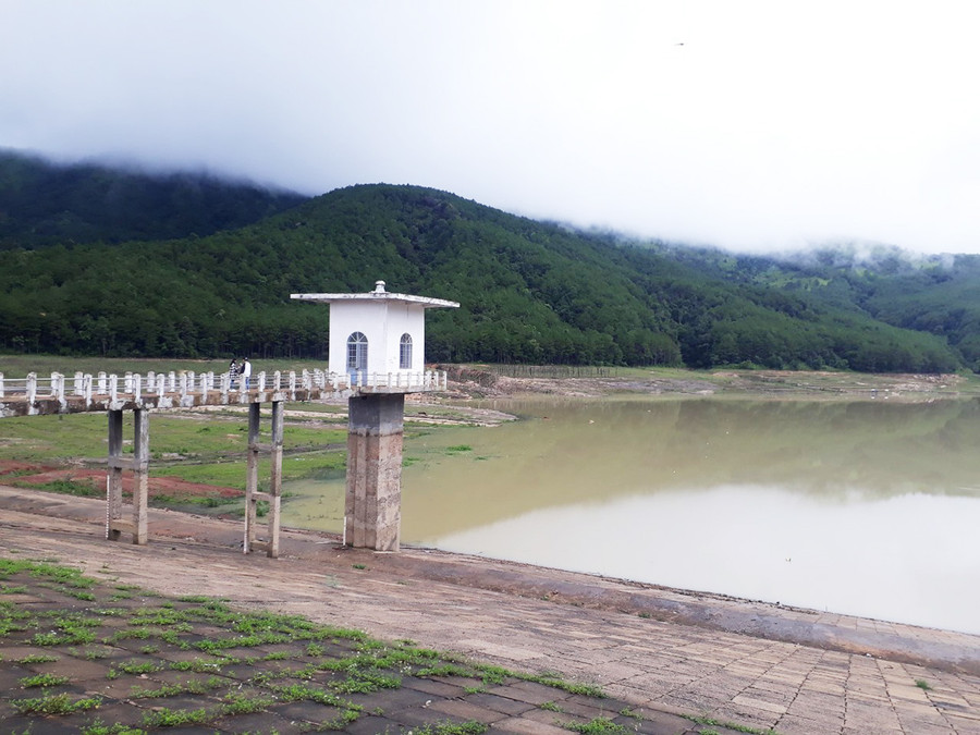 Mực nước ở hồ thủy lợi Tiên Sơn (xã Chư Đang Ya, huyện Chư Păh) còn ở mức thấp do lượng mưa ít. Ảnh: N.T