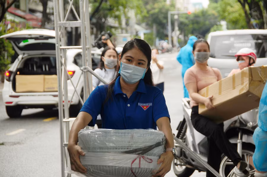 Các tình nguyện viên phụ tiếp tế hàng hóa, vật tư y tế, nhu yếu phẩm - Ảnh: T.B.D