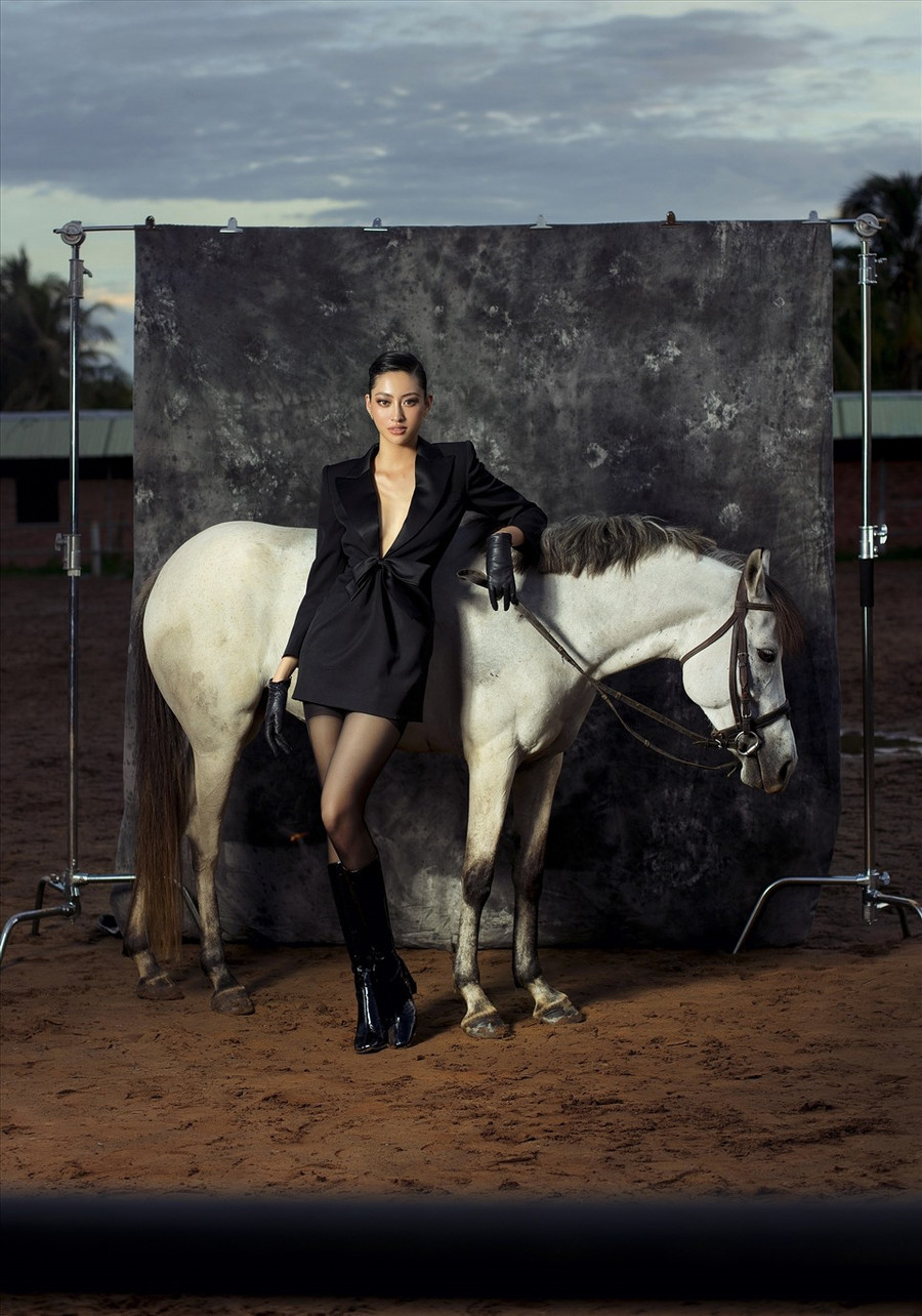 Sở hữu đôi chân dài cực phẩm cũng như ánh mắt sắc sảo đã trở thành lý do mà nàng hậu nhiều lần trở thành vedette trên các sàn diễn thời trang lớn nhỏ. Ảnh: Tang Tang.