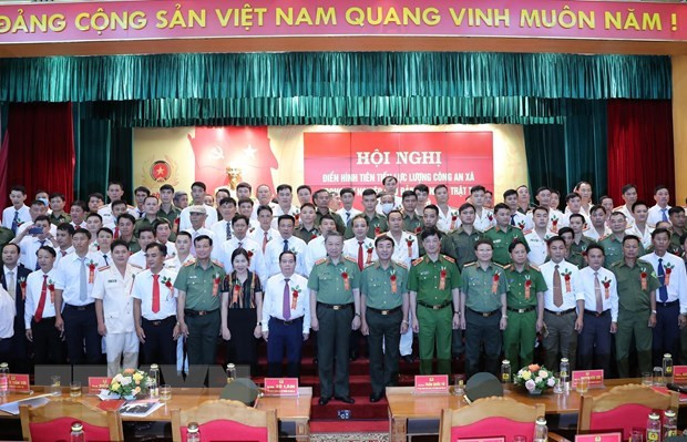 Bộ trưởng Bộ Công an Tô Lâm, lãnh đạo Bộ Công an cùng các đại biểu dự hội nghị điển hình tiên tiến lực lượng Công an xã trong sự nghiệp bảo đảm an ninh, trật tự tại địa bàn cơ sở ngày 4/8, tại Hà Nội.. (Ảnh: Lâm Khánh/TTXVN)