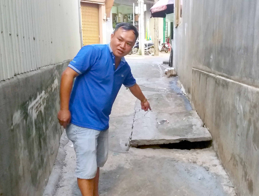 Người dân bức xúc chỉ tấm dal cống vỡ vì bị nước trào ngược lên từ suối Hội Phú. Ảnh: Trần Hằng Người dân bức xúc chỉ tấm dal cống vỡ vì bị nước trào ngược lên từ suối Hội Phú. Ảnh: Trần Hằng