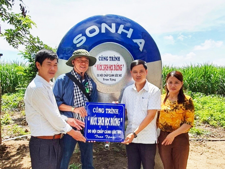 Đại diện Hội Chắp cánh ước mơ bàn giao công trình nước sạch cho làng Mơhra Đáp. Ảnh: Như Nguyện
