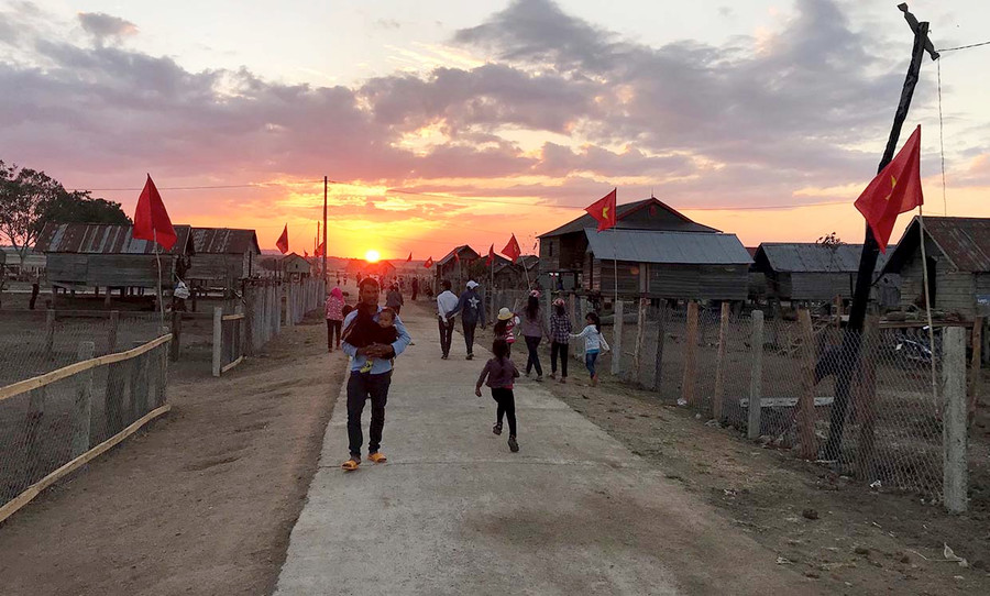  Chiều về trên làng Bi Giông (xã Pờ Tó). Ảnh: Trần Đức