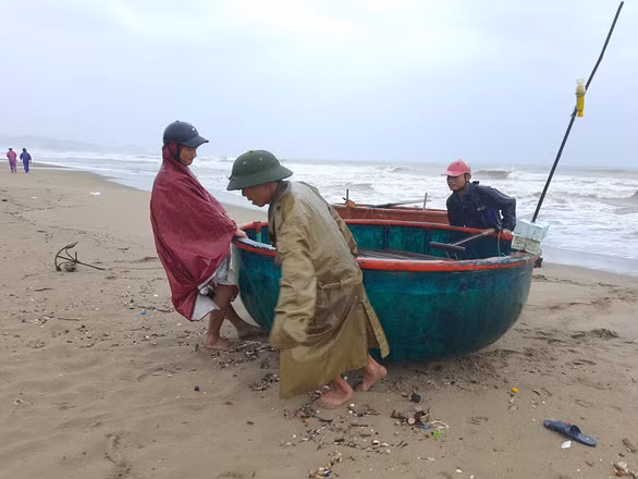 Ngư dân thị xã Cửa Lò, Nghệ An dưa thuyền thúng lên bờ tránh bão - Ảnh: DOÃN HÒA Ngư dân thị xã Cửa Lò, Nghệ An dưa thuyền thúng lên bờ tránh bão - Ảnh: DOÃN HÒA