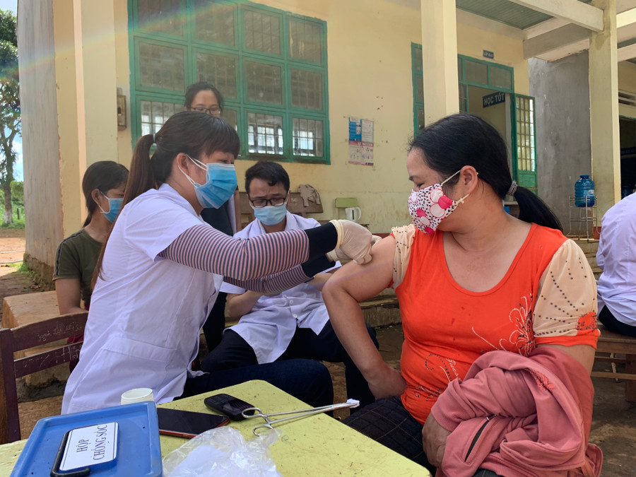 Tiêm vắc xin phòng bệnh bạch hầu cho người dân xã Hải Yang, huyện Đak Đoa. Ảnh: Như Nguyện