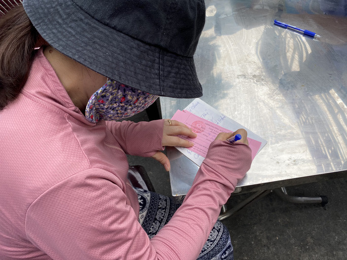 Người dân đến chợ nếu chưa điền thông tin sẽ được bố trí ra bàn riêng, tự điền hoặc được bảo vệ điền giúp