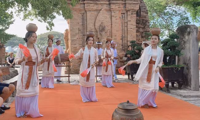 Điệu múa truyền thống của người Chăm Pa.