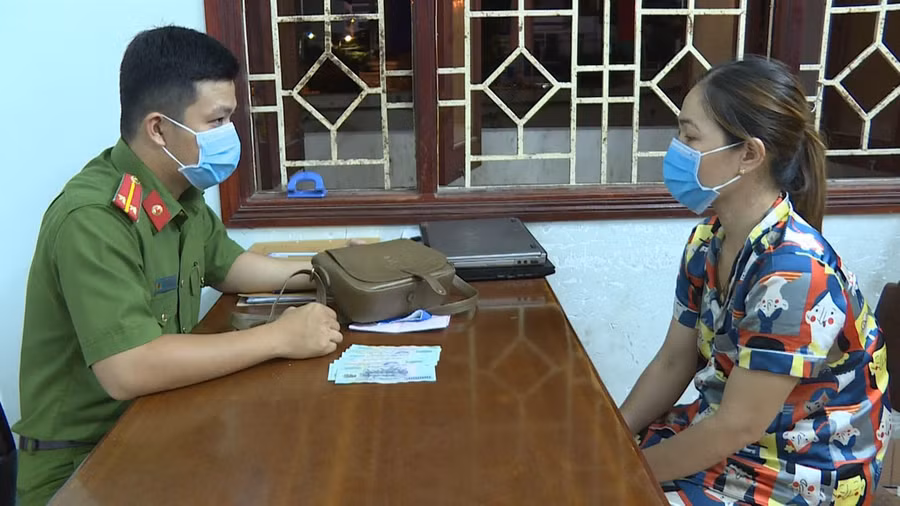 Đối tượng Cao Thị Mỹ Dung khai báo hành vi sau khi bị cơ quan CA bắt quả tang.