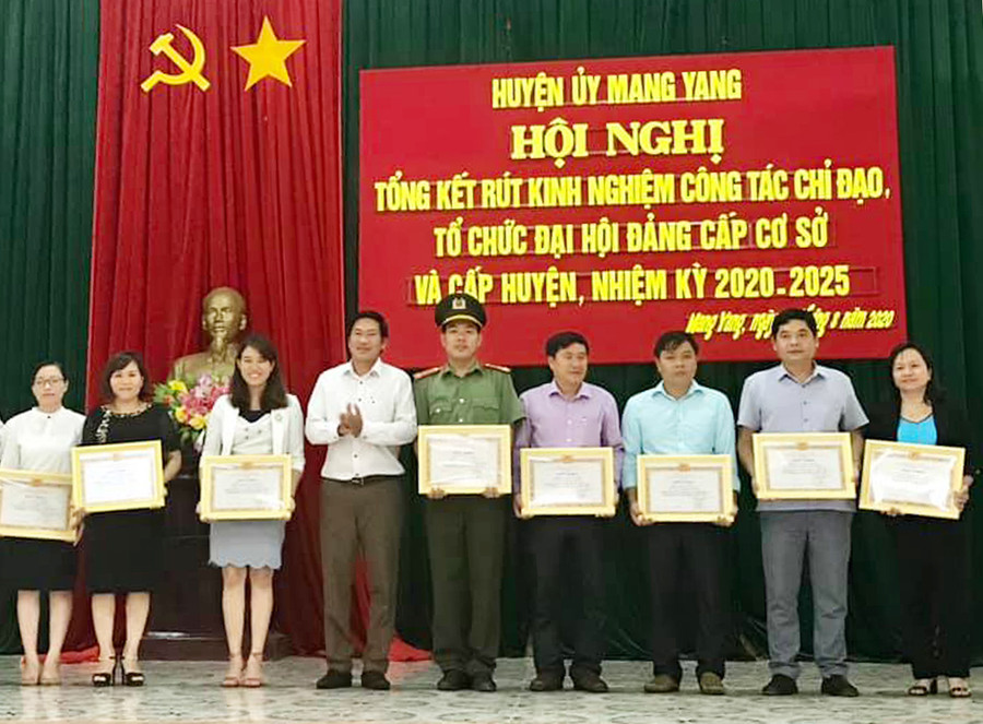 Lãnh đạo huyện Mang Yang tặng giấy khen cho các cá nhân có thành tích xuất sắc trong công tác tổ chức, phục vụ Đại hội Đảng bộ các cấp nhiệm kỳ 2020-2025. Ảnh: Hà Phương Lãnh đạo huyện tặng giấy khen cho các cá nhân có thành tích xuất sắc trong công tác tổ chức, phục vụ Đại hội Đảng bộ các cấp nhiệm kỳ 2020-2025. Ảnh: Hà Phương
