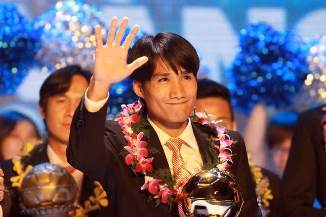 Huỳnh Quốc Anh dành danh hiệu Quả bóng Vàng Việt Nam 2012.