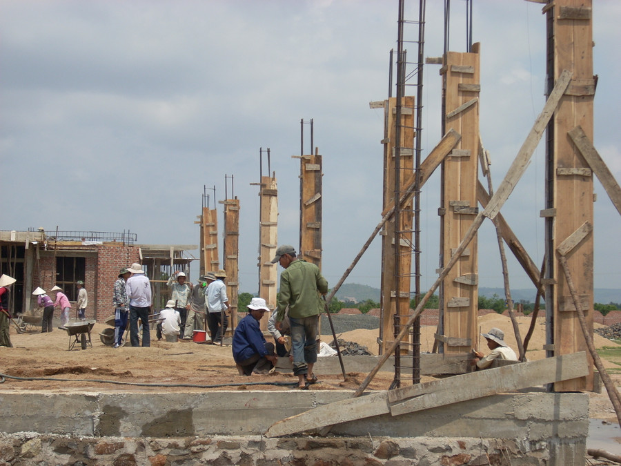 Tăng cường kiểm tra, giám sát việc thực hiện quy định pháp luật về an toàn lao động khi thi công xây dựng các công trình. Ảnh: Thanh Nhật