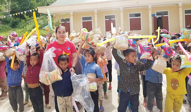 Cứ thời gian rảnh là chị Đỗ Thị Nga lại lặn lội đến với các em học sinh vùng cao để làm thiện nguyện