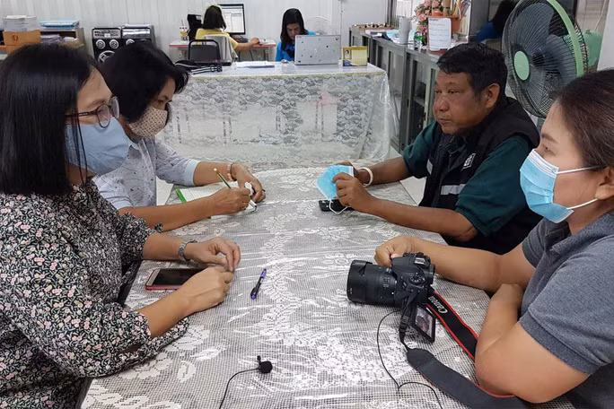  Các phóng viên đặt câu hỏi cho bà Moonlar (trái) về vụ sư trụ trì mua dâm. Ảnh: The Bangkok Post