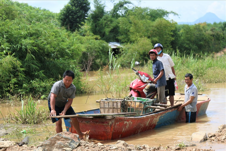 Mưa lớn vào trung tuần tháng 8 đã gây ngập úng nặng ở phía lòng hồ, nước dâng cao, tích tụ không thoát được. Chịu ảnh hưởng nặng nề nhất phải kể đến người dân 3 thôn trên ở xã Cư San. Mưa lớn vào trung tuần tháng 8 đã gây ngập úng nặng ở phía lòng hồ, nước dâng cao, tích tụ không thoát được. Chịu ảnh hưởng nặng nề nhất phải kể đến người dân 3 thôn trên ở xã Cư San.