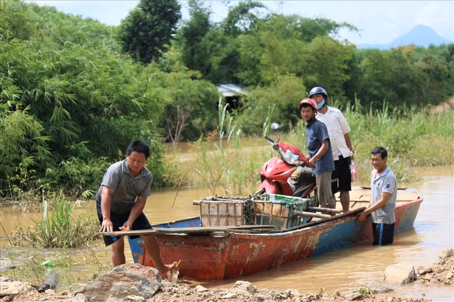 Mưa lớn vào trung tuần tháng 8 đã gây ngập úng nặng ở phía lòng hồ, nước dâng cao, tích tụ không thoát được. Chịu ảnh hưởng nặng nề nhất phải kể đến người dân 3 thôn trên ở xã Cư San.