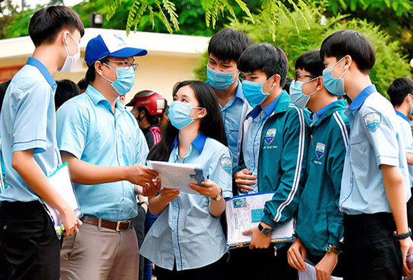 Thầy Đỗ Bách Khoa-Hiệu trưởng Trường Chi lăng cùng chung vui với các học trò sau khi kết thúc các môn thi tốt nghiệp. Ảnh: Đức Thụy