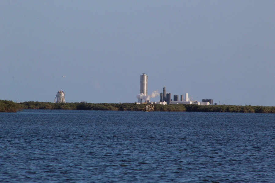  Starship SN5 trông như một chiếc phích khổng lồ sáng bóng. Ảnh: Austin Barnard qua Twitter.